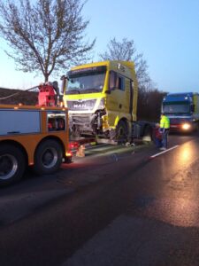 LKW wird nach einem Unfall abgeschleppt